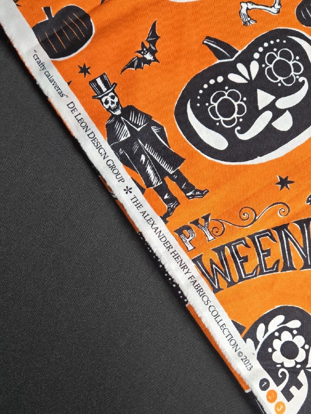 🎃🎃🎃Crafty Calaveras, De Leon Design Group, Alexander Henry Fabrics 16"x44" - Picture 4 of 4